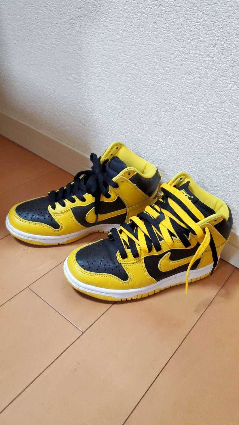 お気に入りのジョーダンたちをキレイにしよーと思ってたのに
シューレースで遊び始め
