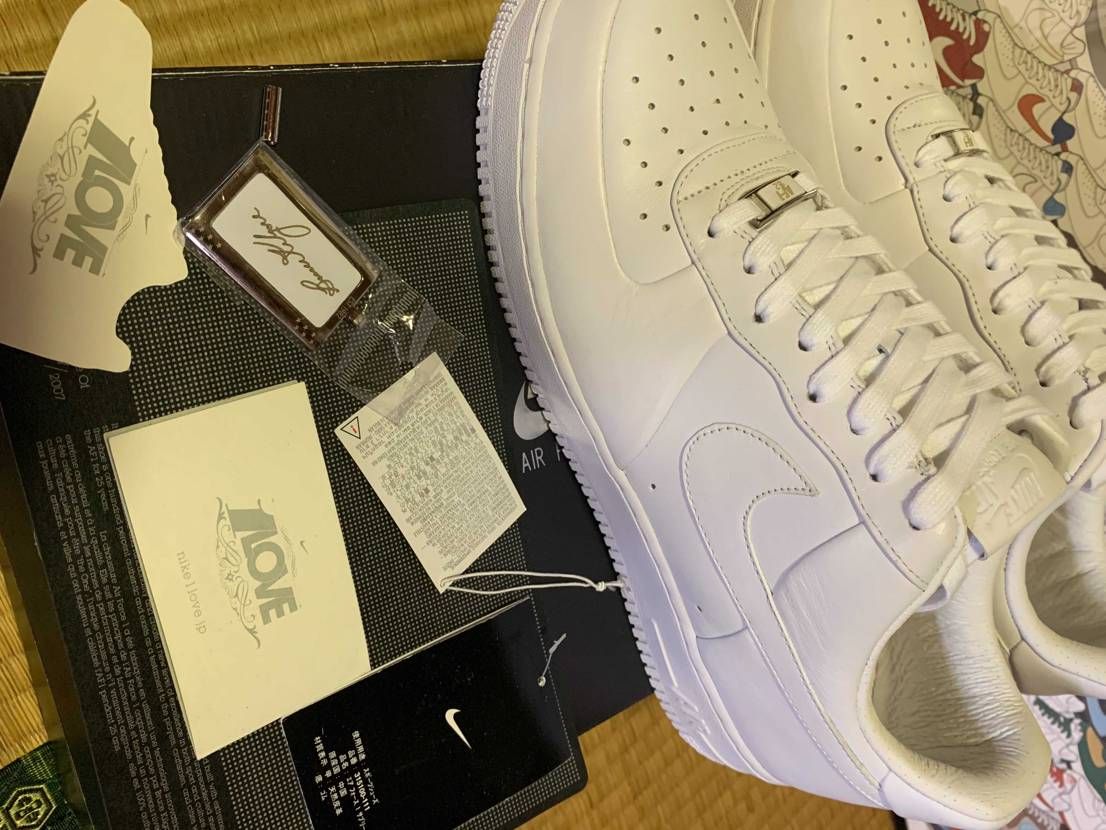 どうしても気になり投稿致します。
写真のAIR FORCE1の事について教えて