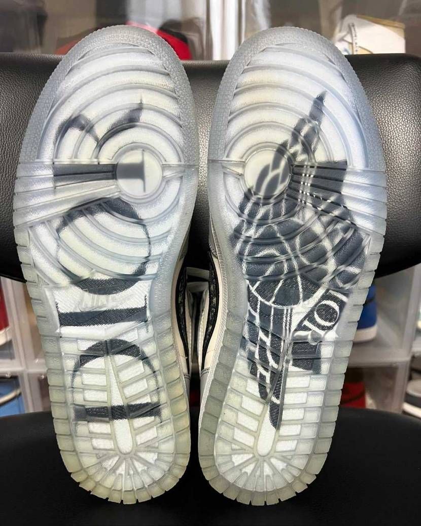 ついにいってしまいました😎

ジョーダン1のデザインをDIORの丁寧な物作り