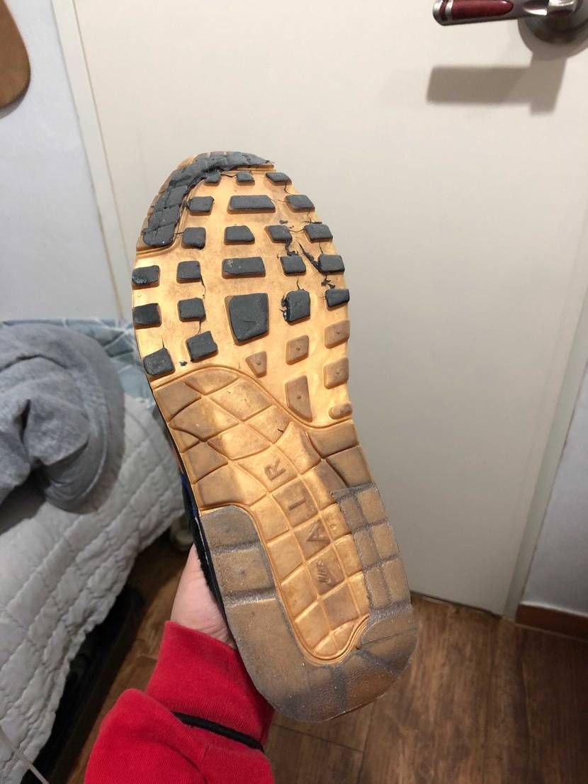 今までずっと靴底が削れるのが嫌でシューグー塗ってたけど、冷静に考えたら靴底のデザ