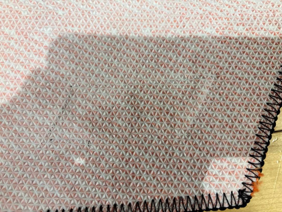 既に出てますが…
よくわからないタグは裏から糸を切れば綺麗