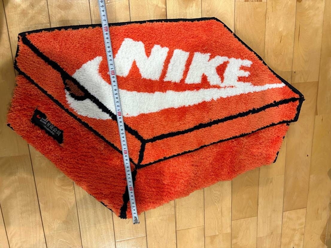 既に出てますが…
よくわからないタグは裏から糸を切れば綺麗