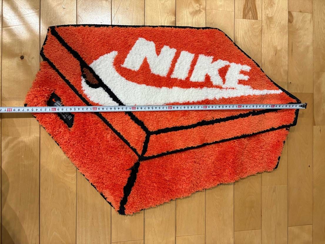 既に出てますが…
よくわからないタグは裏から糸を切れば綺麗