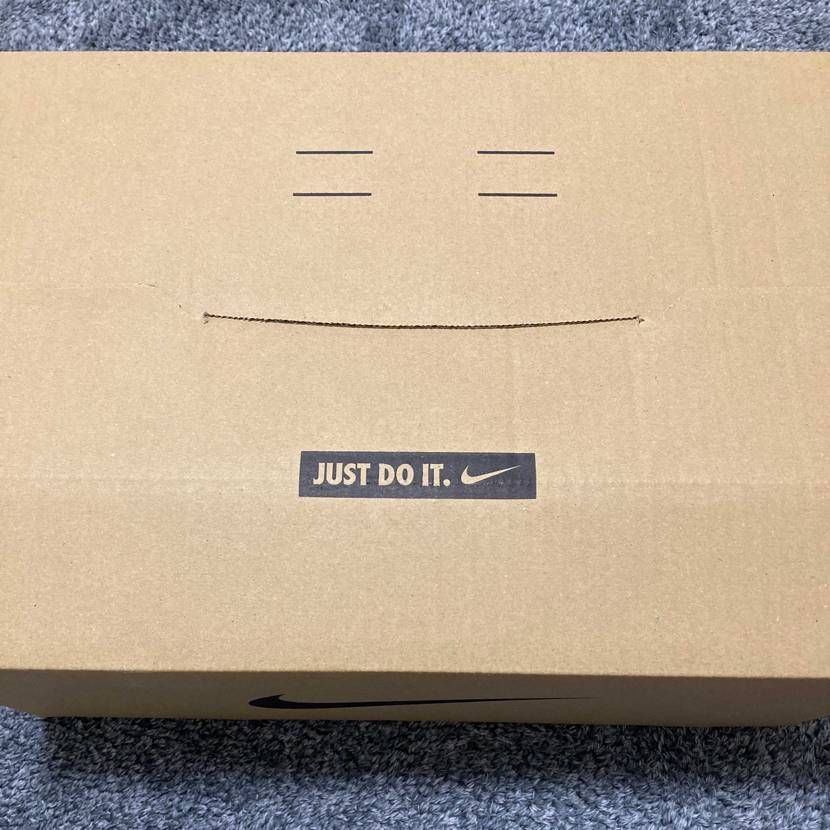 ナイキから届くダンボールの宛名のシールが剥がれやすいシールに変わってる