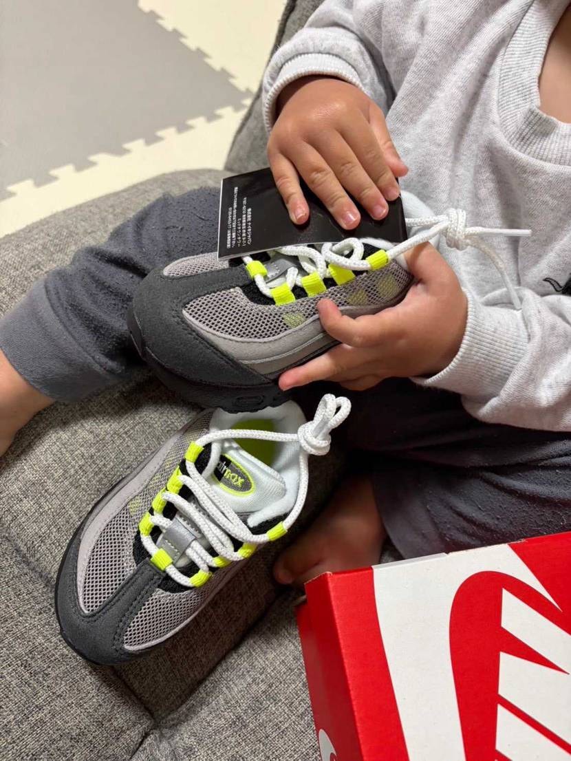 自分のイエグラ受け取りに入ったABCマートに
子供に履かせ