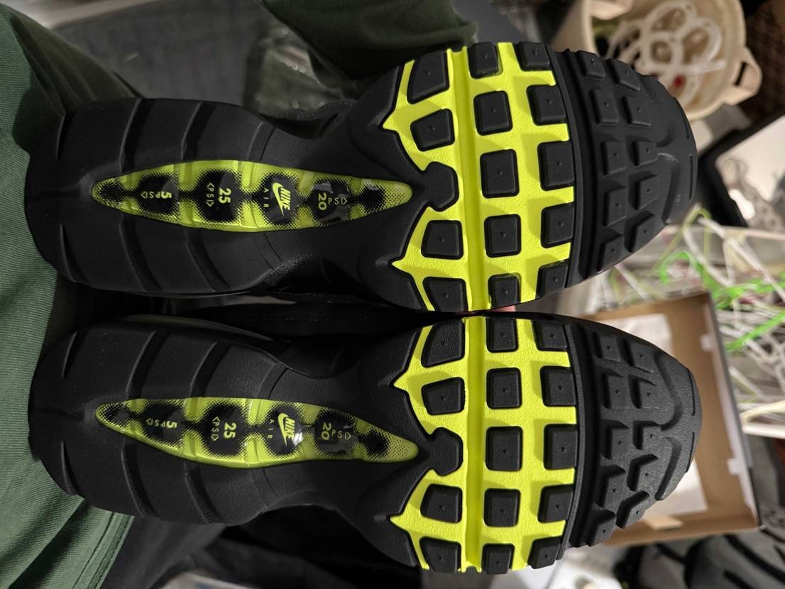 イエグラ
メンズの27.5とウィメンズ28
比べてみたけど、全く違いがわから