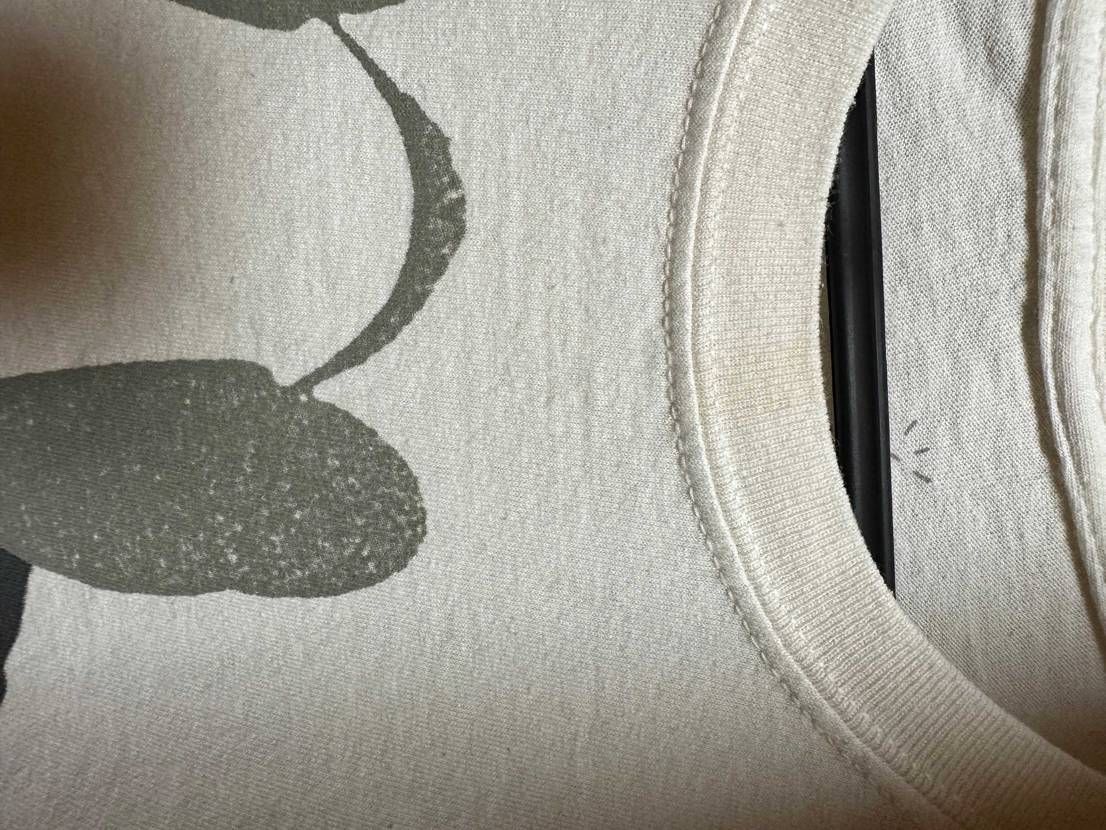 KAWSとTravisのコラボ服新品で買ったら襟元明らかなシミが着いてるんだけど