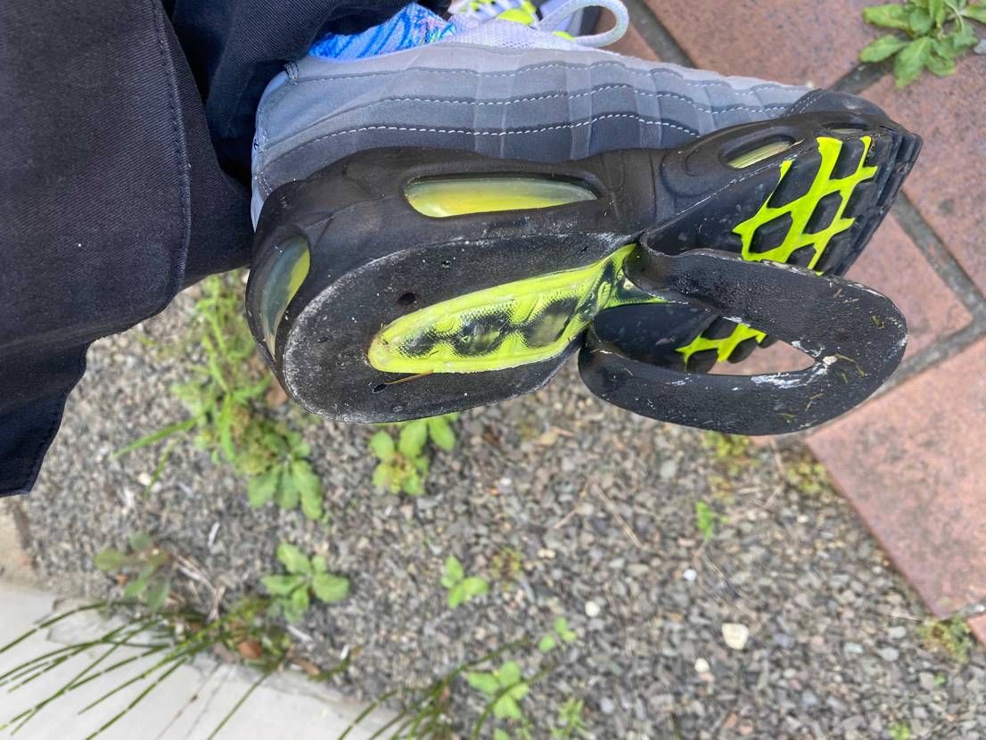 これって瞬間接着剤とかでくっつければ大丈夫ですかね？
画像汚くてすみません🙇‍