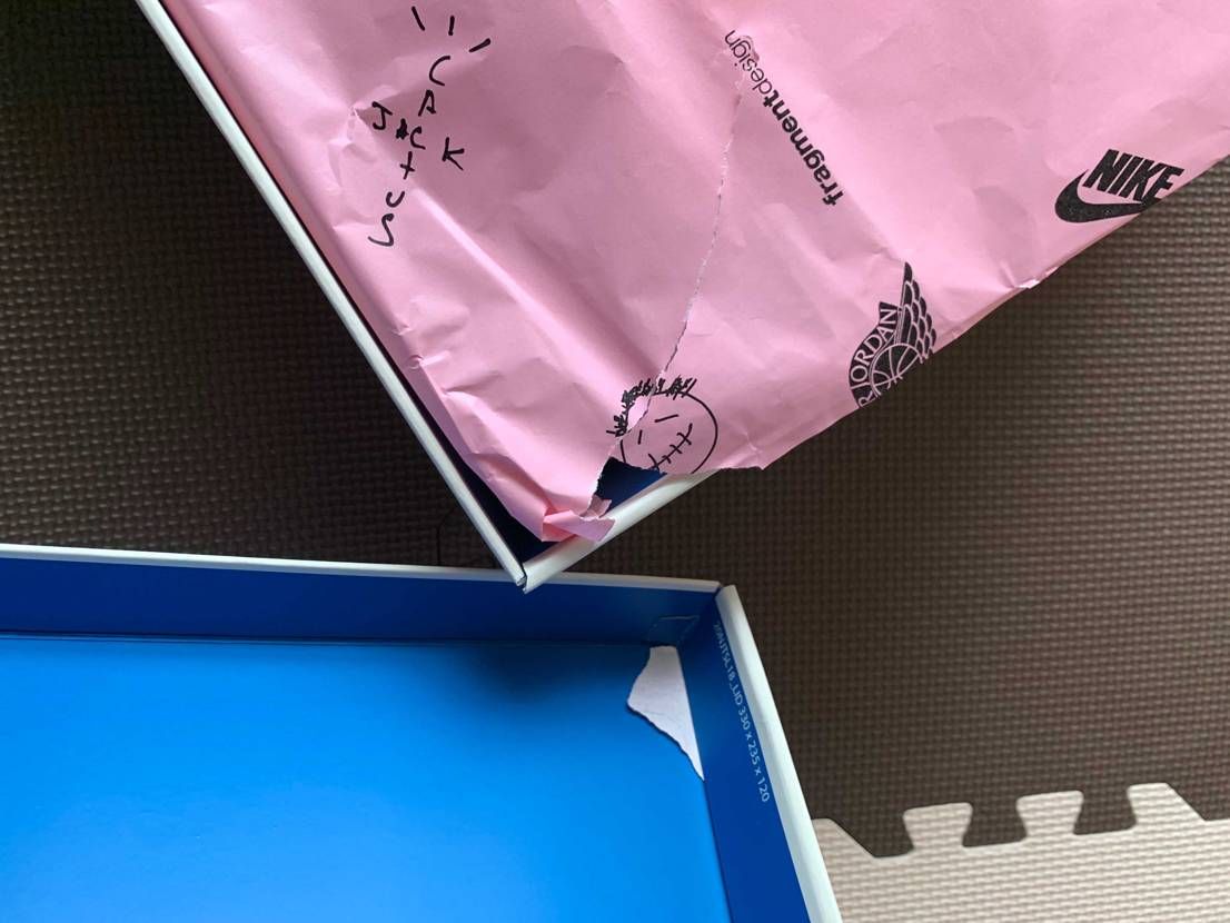 箱開けた瞬間ビリビリ😱
折り目の内側の接着剤に張り付いてた😨