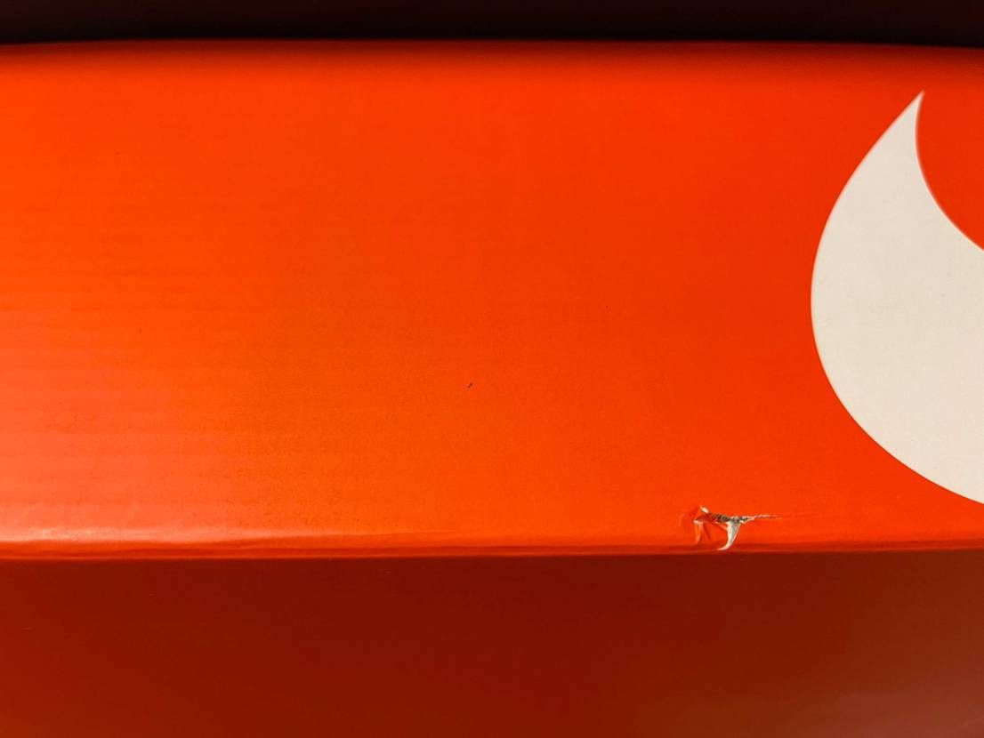 みんな様、確認したいです、Sacai が出品したいですけど、箱の外が傷があります