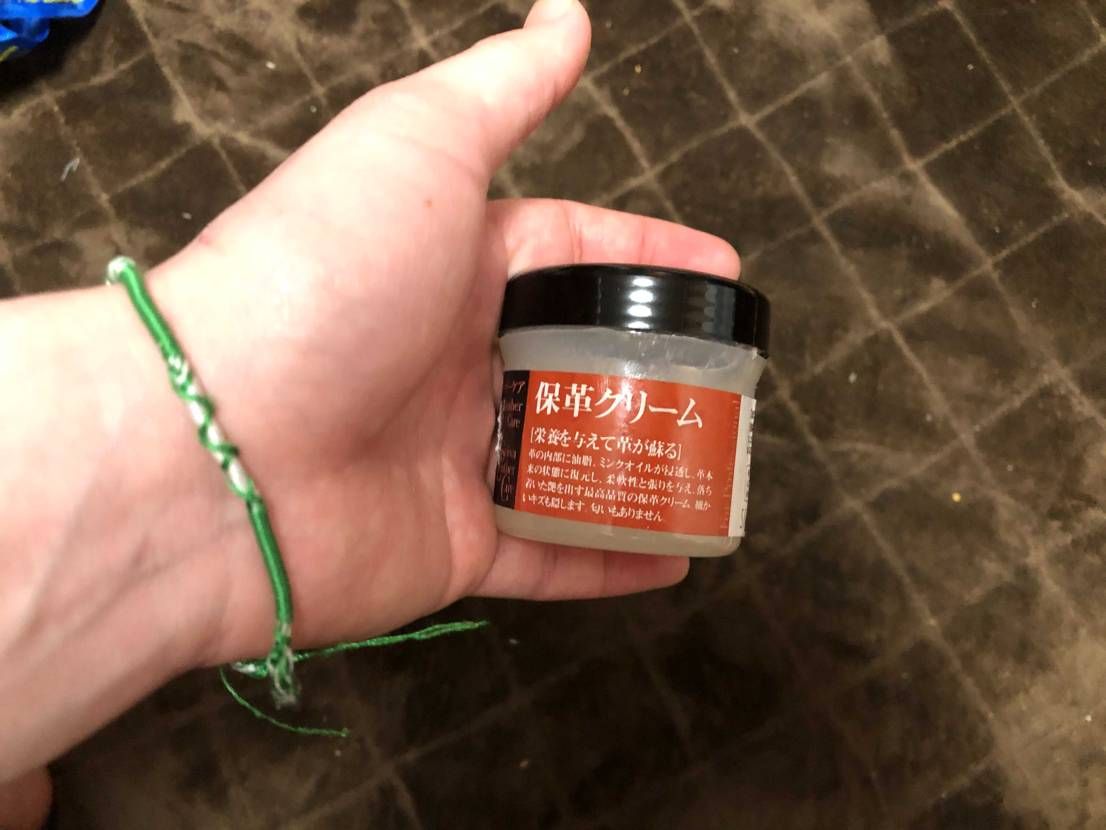 クツの手入れで精神統一、ふぅー