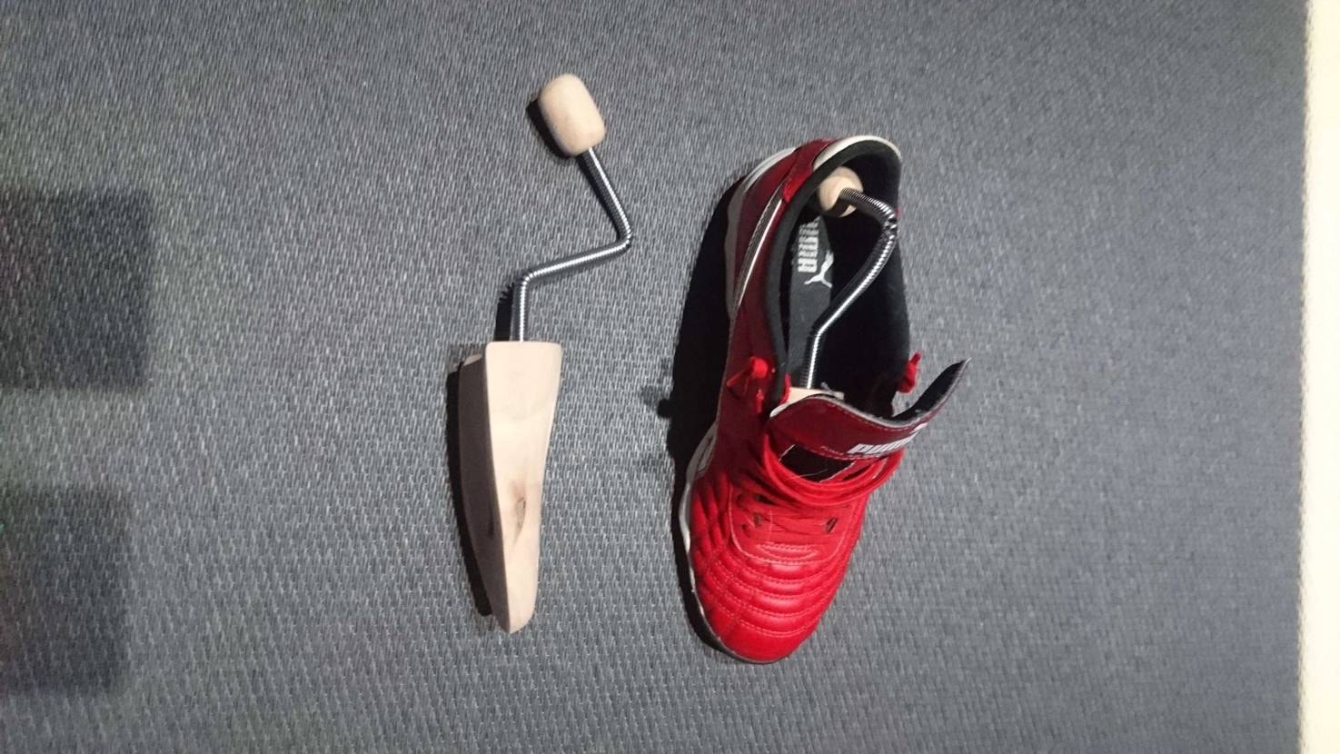 ダイソーシューキーパー、安くていいんだけどバネが強すぎて靴が