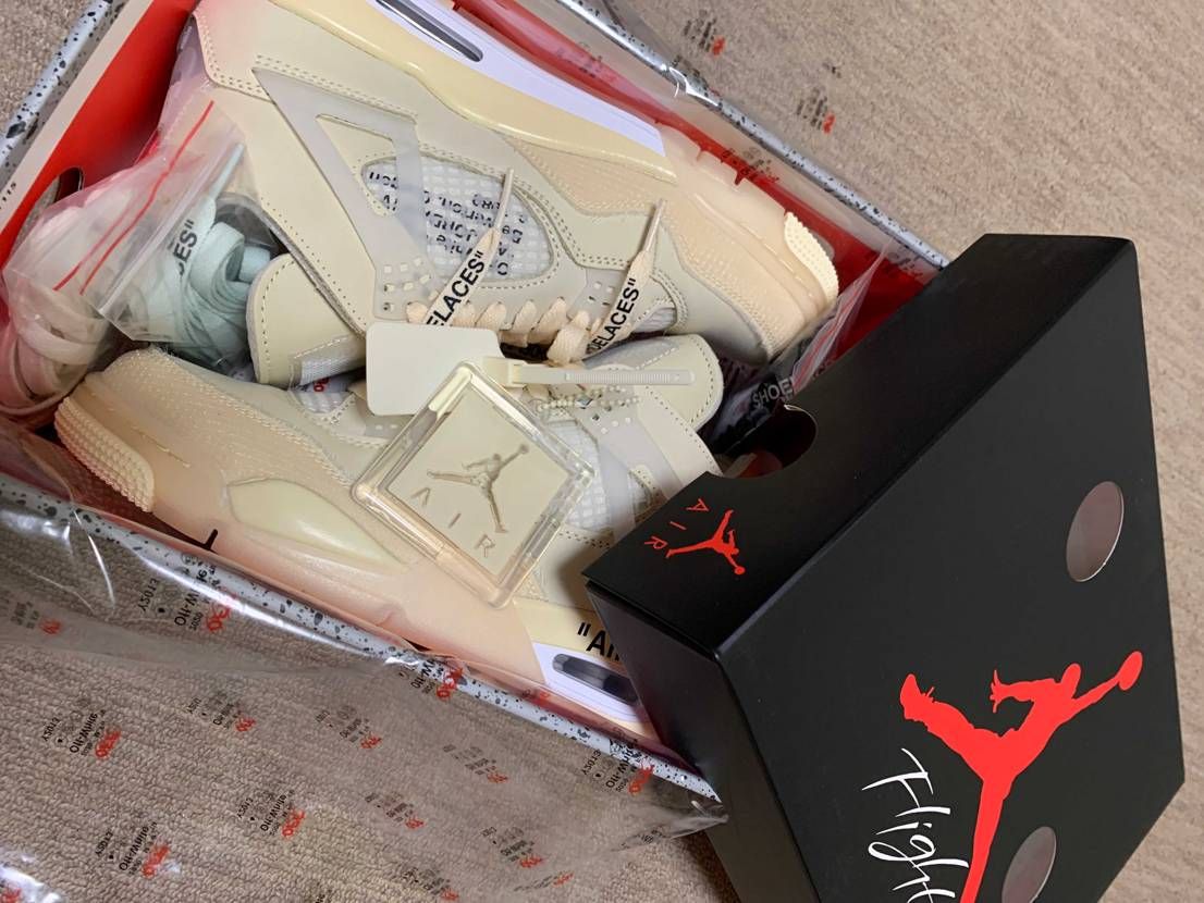 夜が深まる時間にスニーカー見ながら考え事する時間がたまらなく好きです☺️

