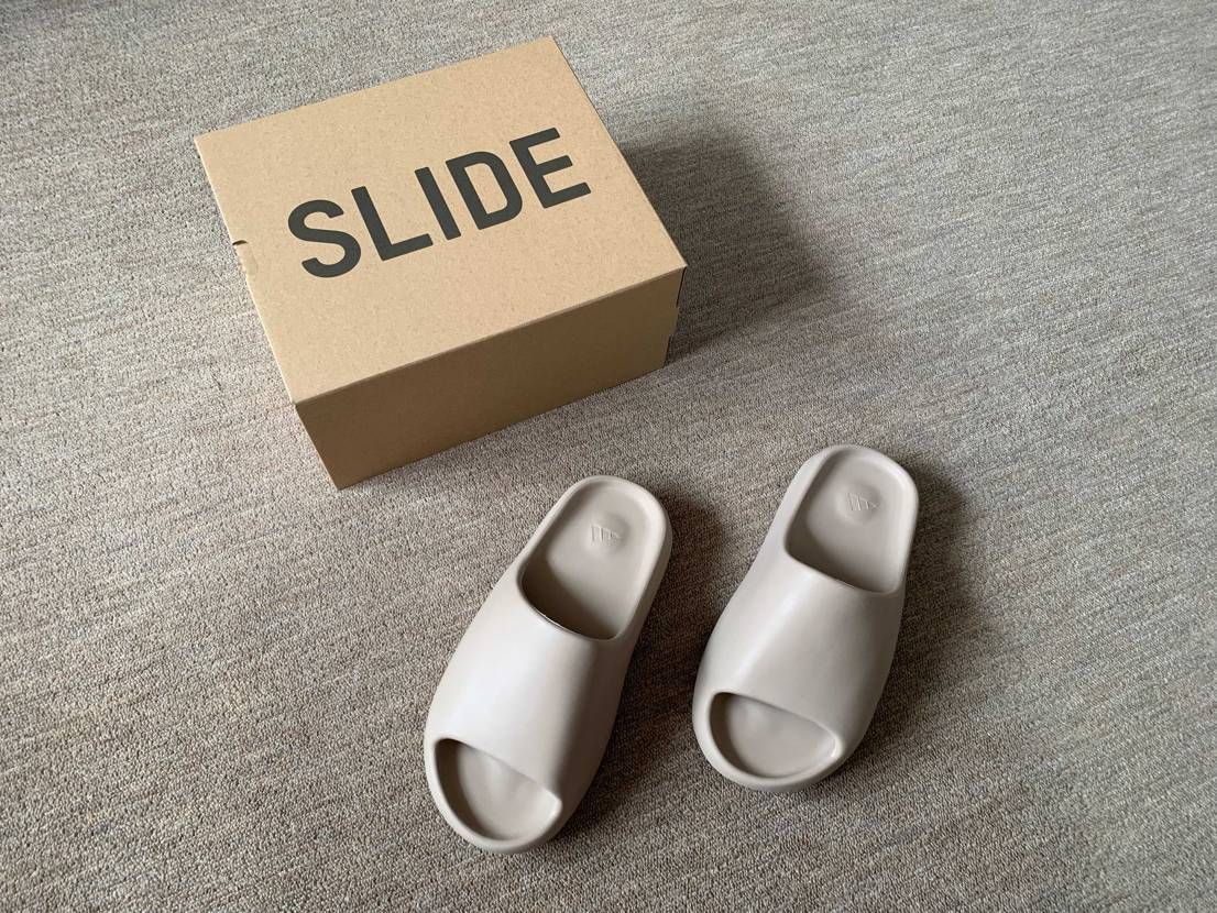 当選したスライドピュア届きました🙌
粘土で作ったような無骨感がかわいく履き心地