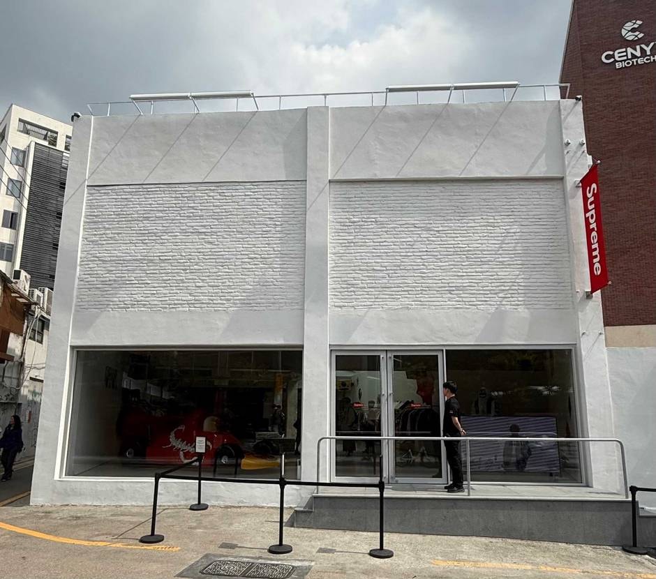 ソウルに来たついでに一昨日オープンしたソウル 聖水のSupremeに寄ってみた