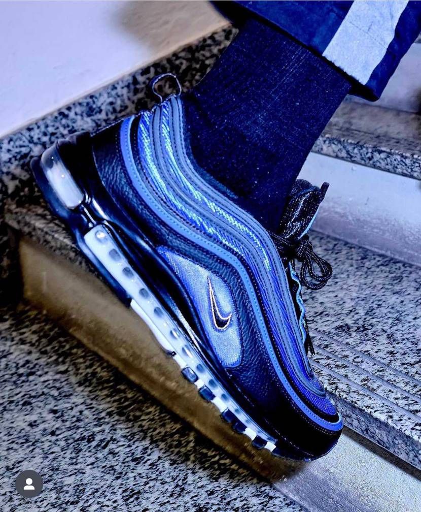 とあるサッカーチームのエアマックス97です。
どこのチームでしょう？