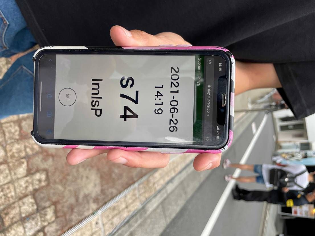 カウズの白Mこの時間に行って2時間半ぐらい待って買えたMサイズどんだけ作ってんだ