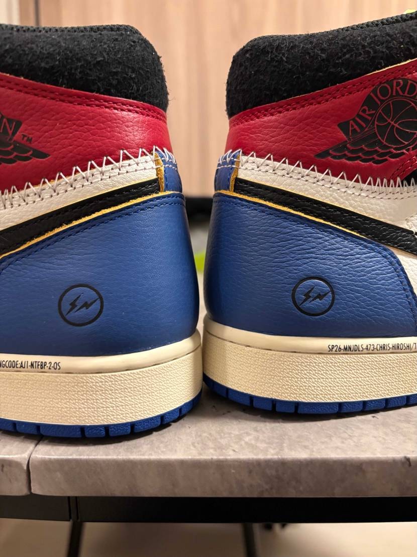 SNKRS再販分が届き確認したところ、左右でスタンプ？エンボス？の加工の差がかな