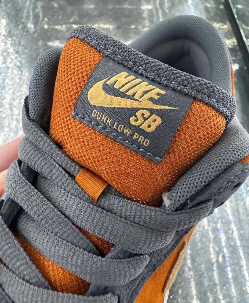 SB Dunk Low “Light Carbon”
年内