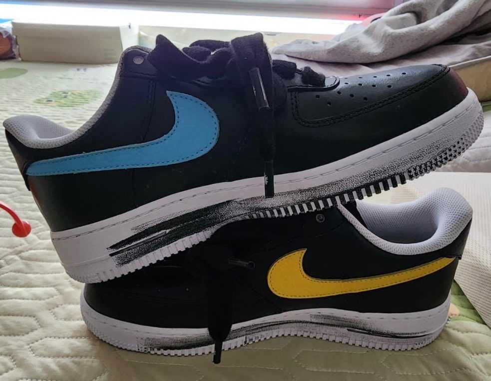 スウッシュの色が内側外側で違うみたい