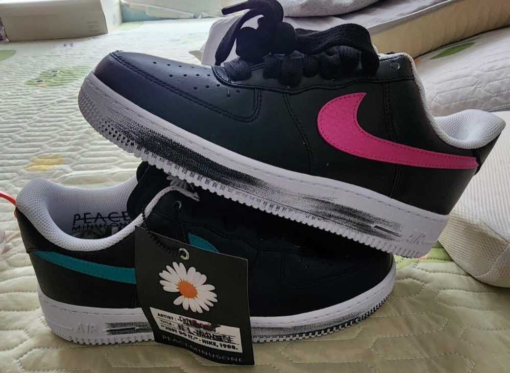 スウッシュの色が内側外側で違うみたい