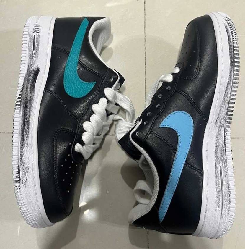 スウッシュの色が内側外側で違うみたい