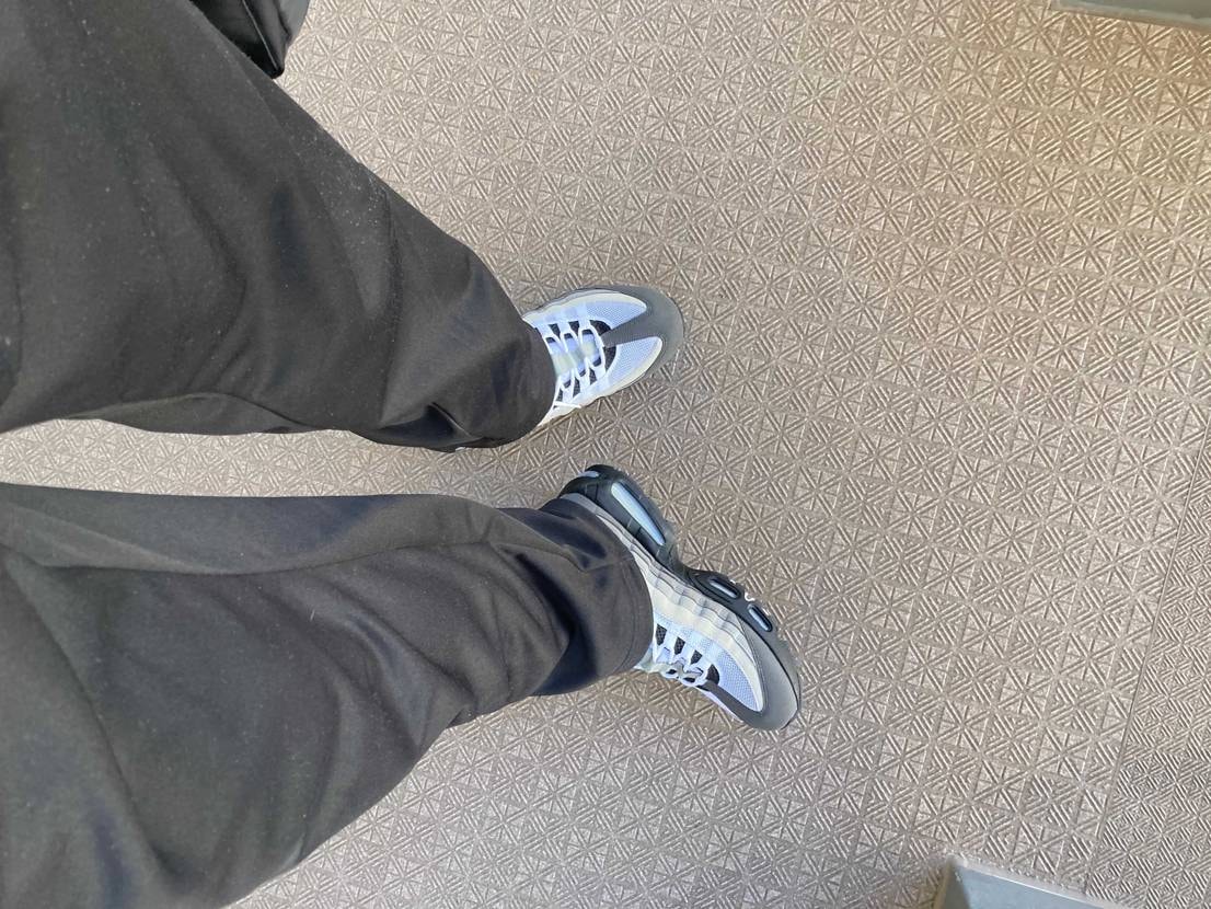 🆎にNEON当選し受取に行ったら店員がgranite履いてて見惚れてつい衝動買い