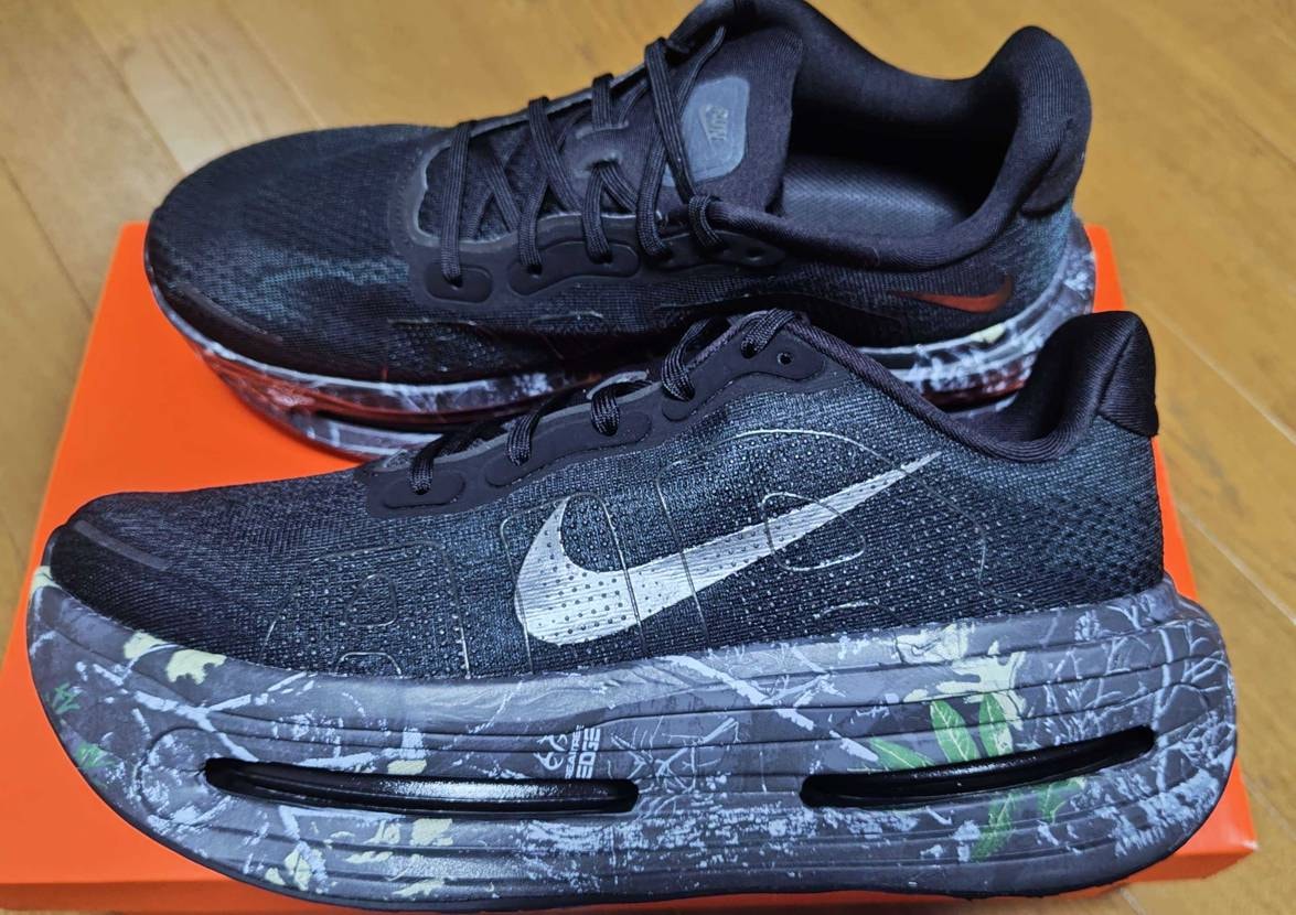 .comで購入したボメロプレミアムが到着。
リアルツリー柄がミッドソールに入っ