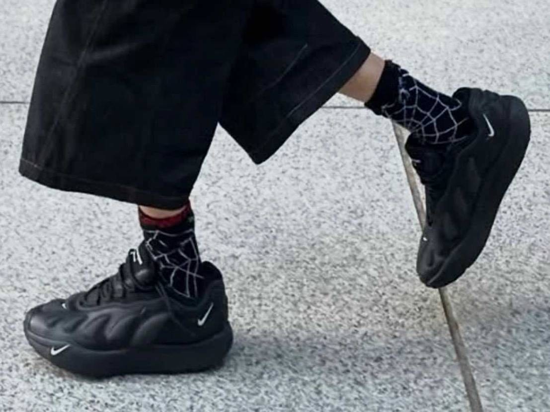 このスニーカーの名前わかる人教えて頂きたいです