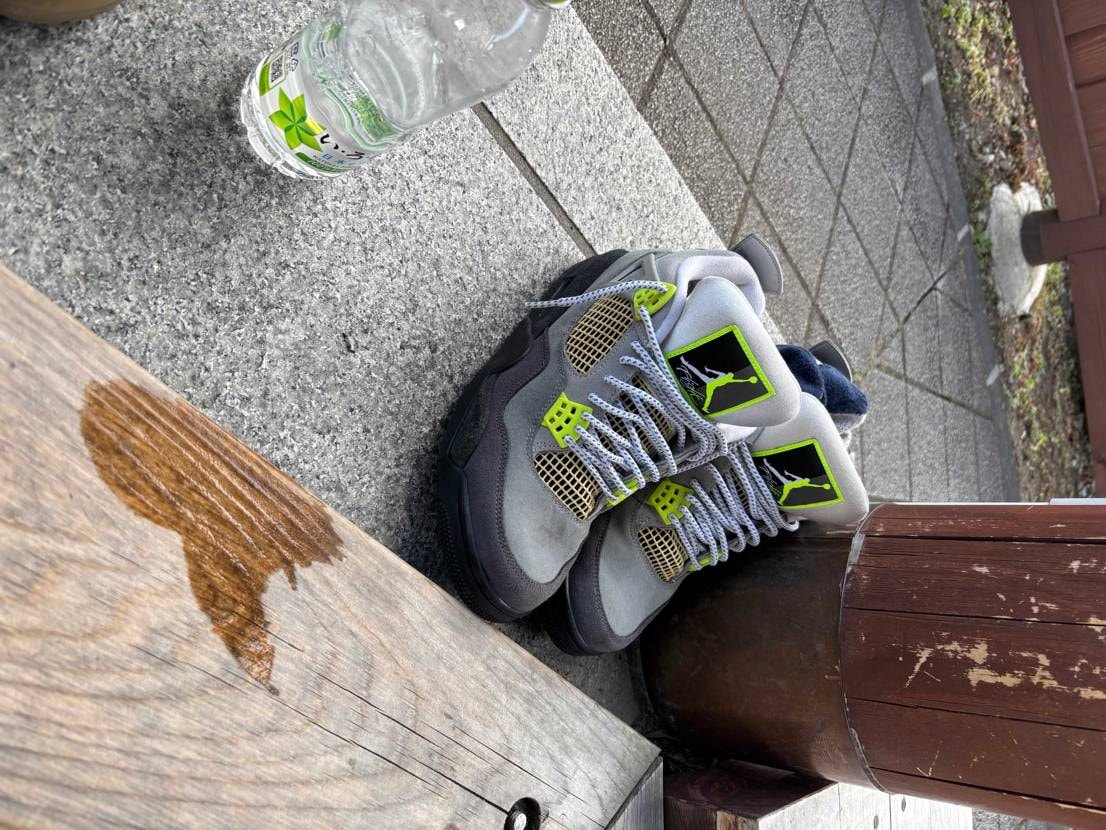 足湯の間に放置のairjordan4NEON
