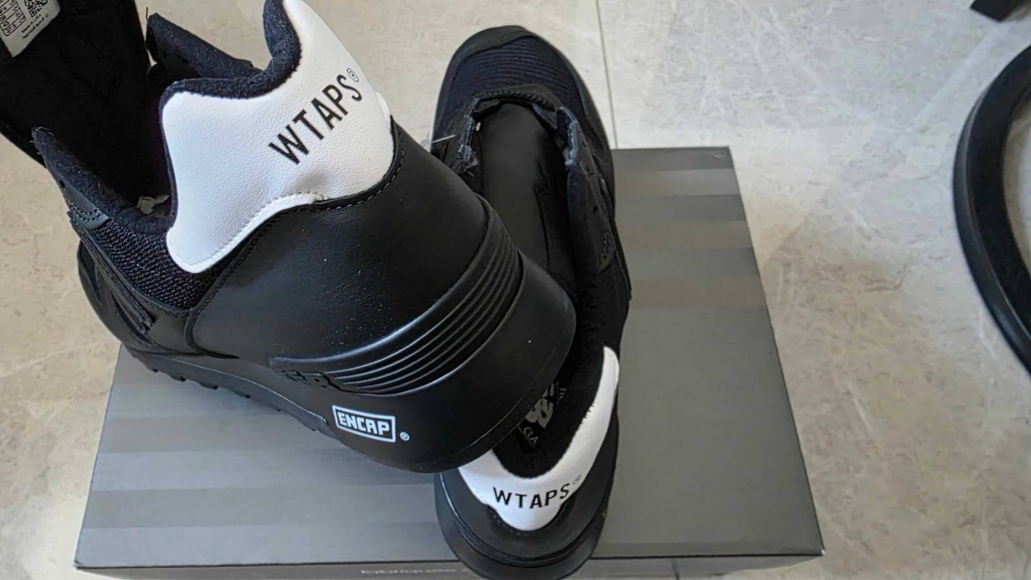 海外ですが、並びなしで余裕で買えました。