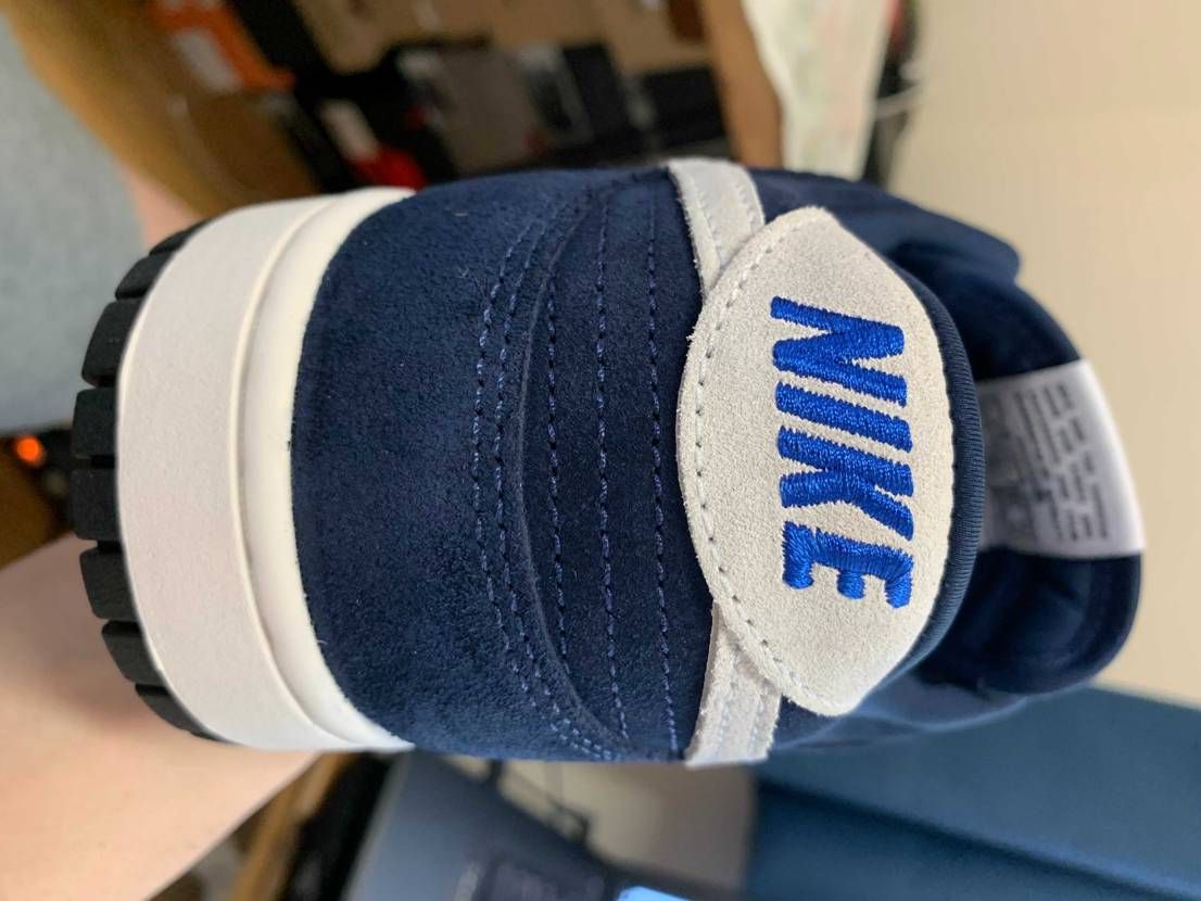 NIKEの文字を明るいブルーにしてしまったので、手直しした