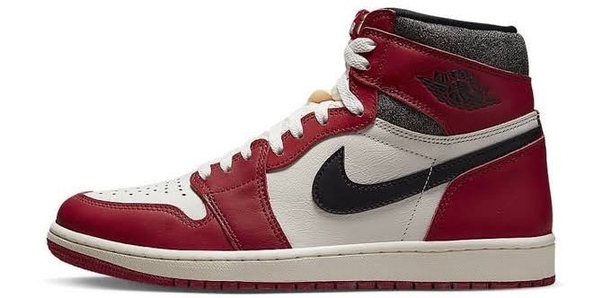 今年リリース予定で狙ってるAJ1と過去のモデル2足🤤
完全に沼にハマってしまっ