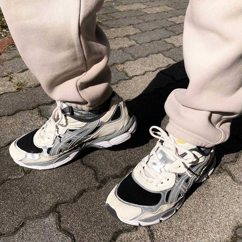 今日スニ。asics GEL NYC。
🖤🩶🤍な配色が好きすぎて困る、本当は鮮