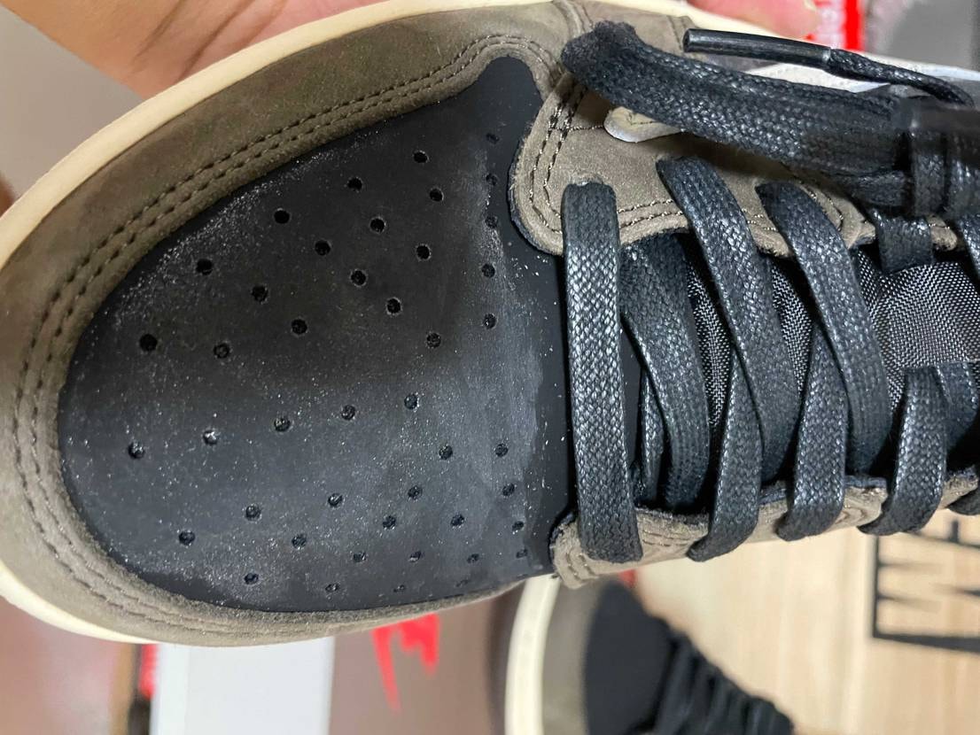 スニーカーガチャで当選したんですけど、この汚れみたいなの何か分かる方いますか？左