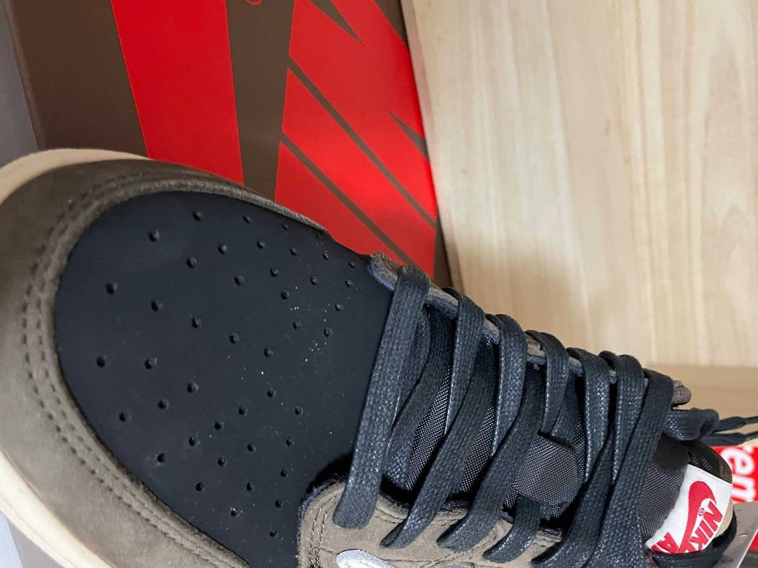 スニーカーガチャで当選したんですけど、この汚れみたいなの何か