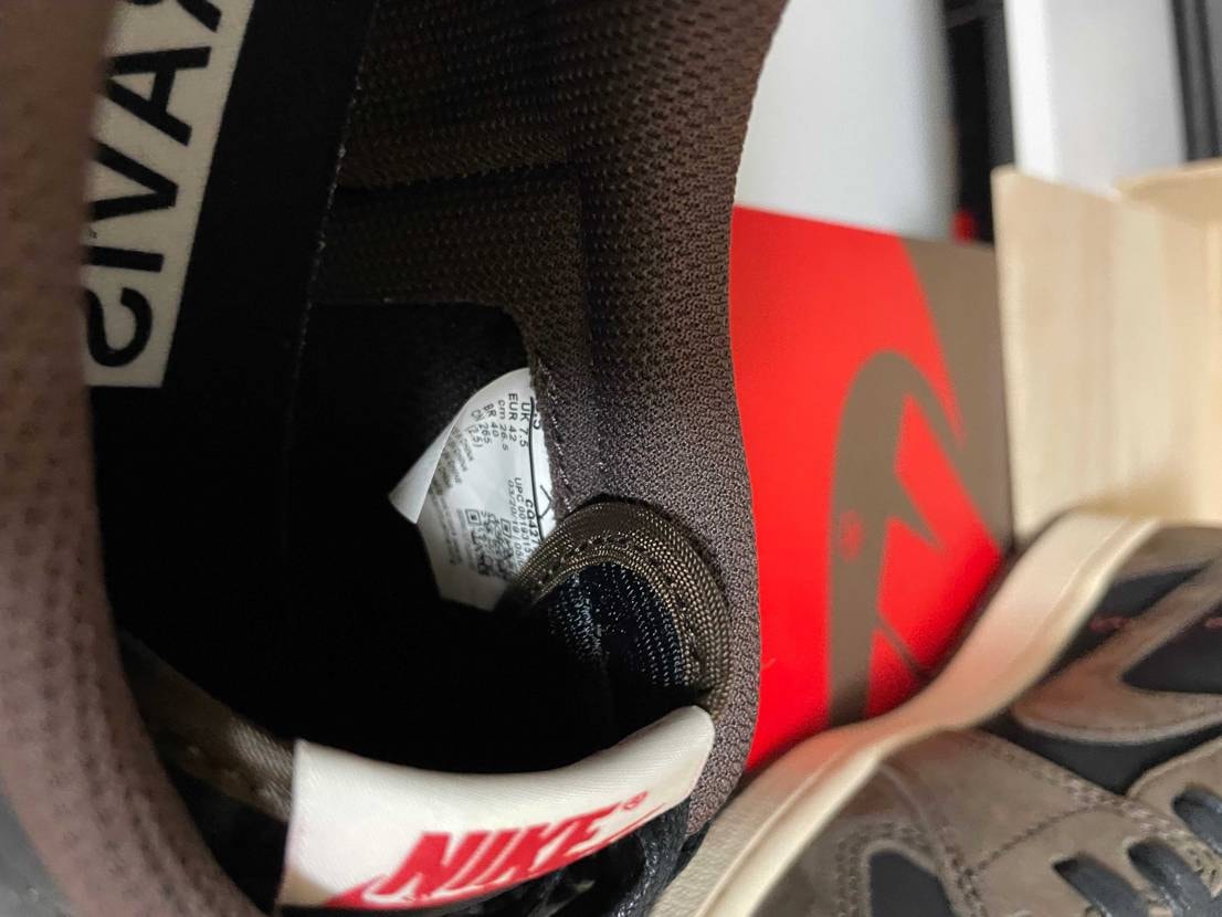 スニーカーガチャで当選したんですけど、この汚れみたいなの何か