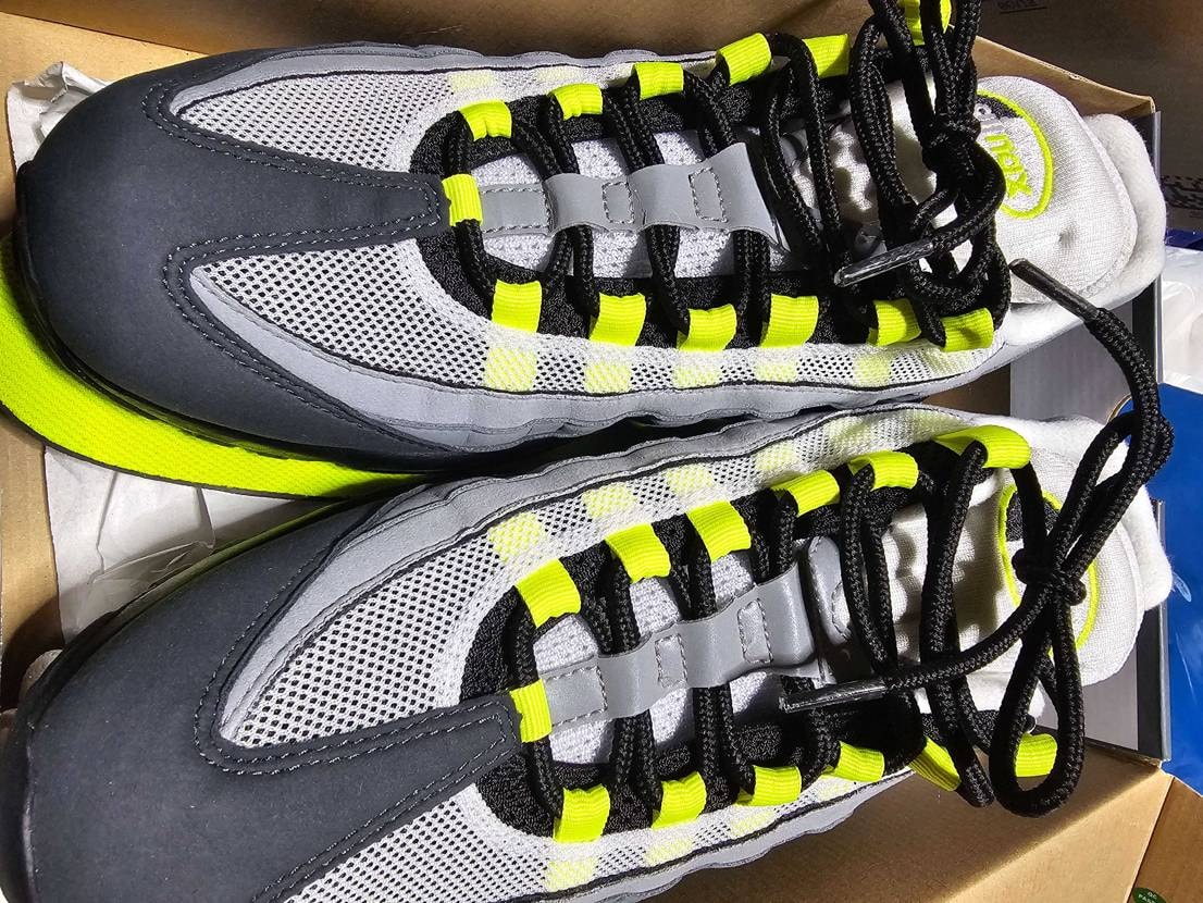 届いた2020のシューレースは黒にしてみた。
ついでに2026とのカラーの違い