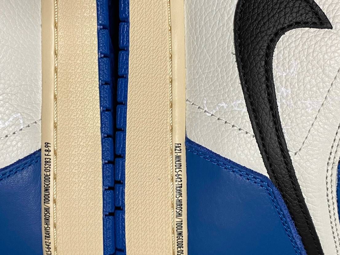 抽選に当たらず嫁さんに土下座して購入したjordan 1 t