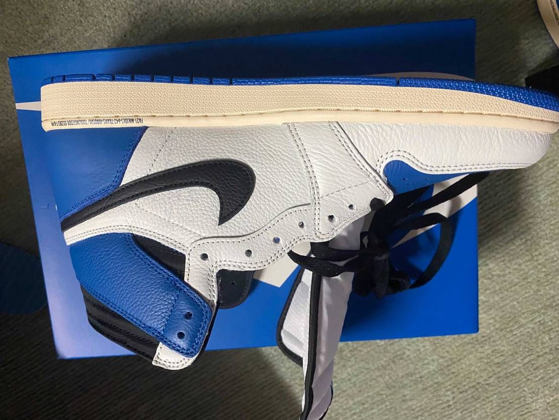 抽選に当たらず嫁さんに土下座して購入したjordan 1 t