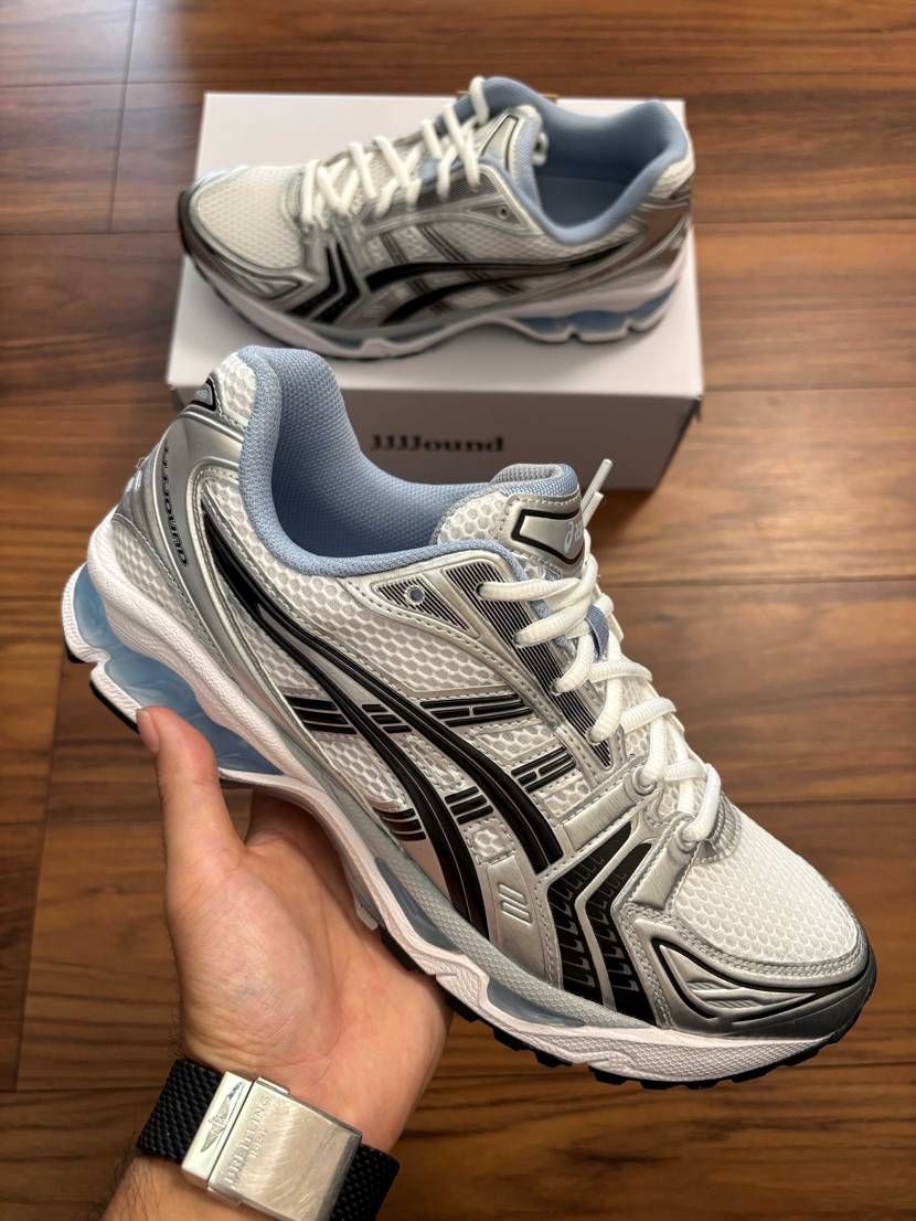 初asics✨が届いて開封🎉
試着しかしてないけどフィットする感じで軽くて良