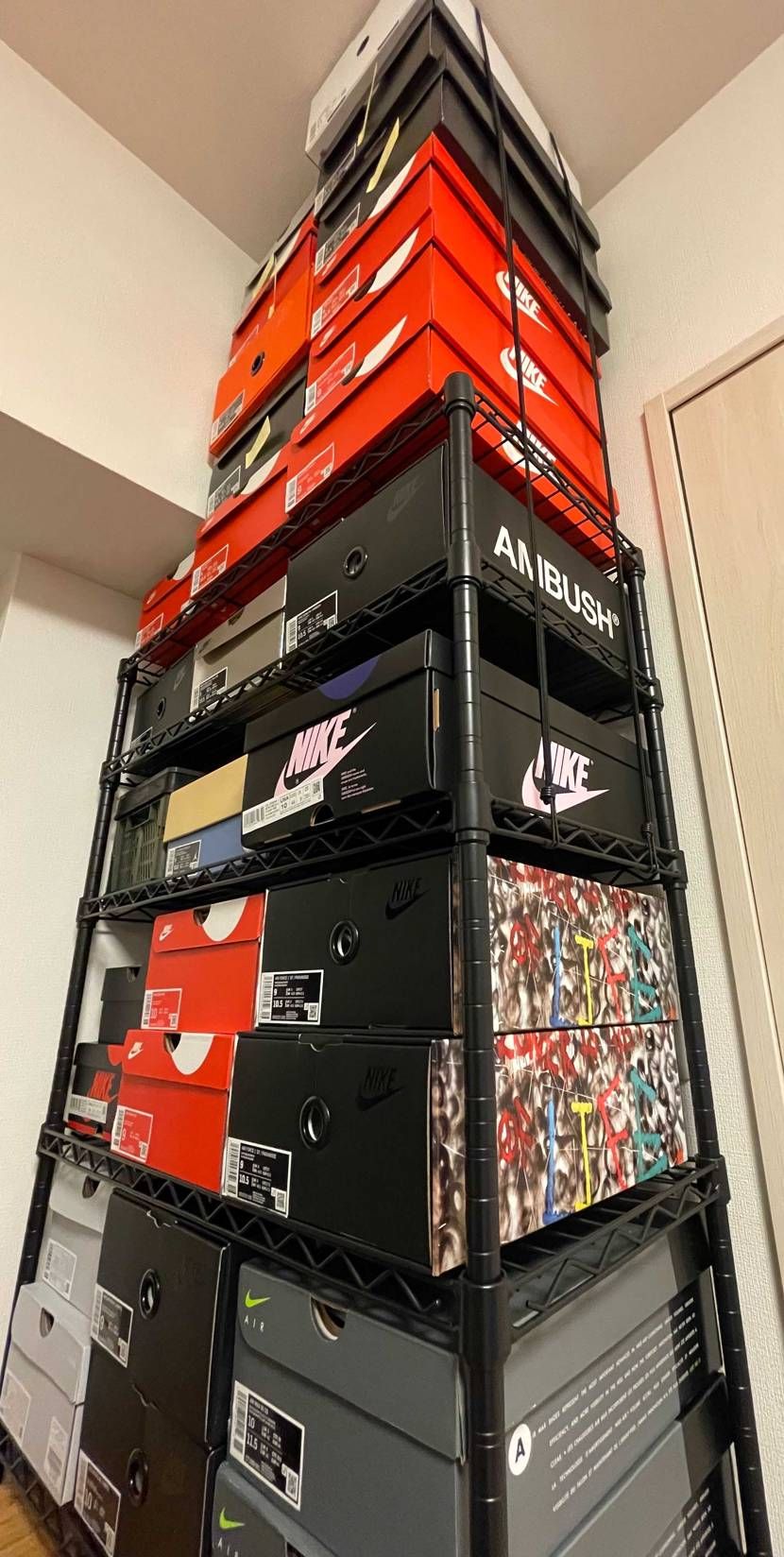 地震対策に荷物紐で上積み分押さえてみたけど
やっぱ上には置かない方が良さそうで