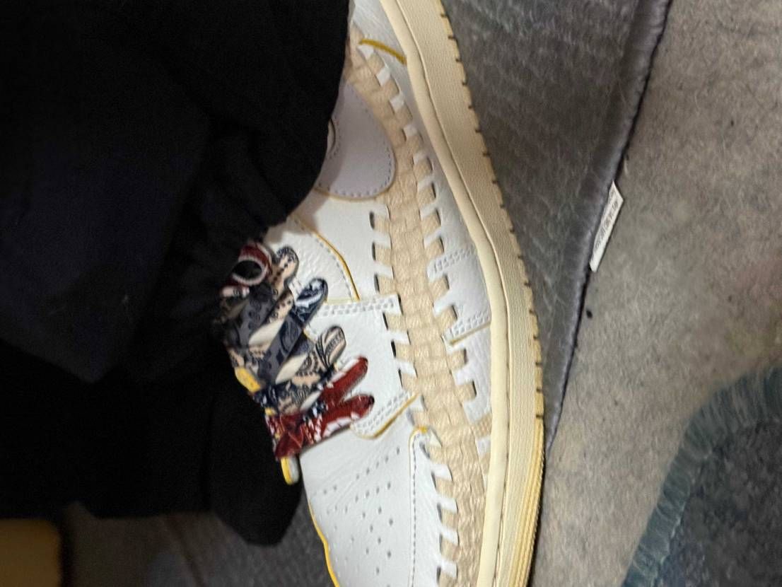 この合わせ方アリですかね？パンツは黒のカーゴで上はYeezy GAPの鳩パーカー