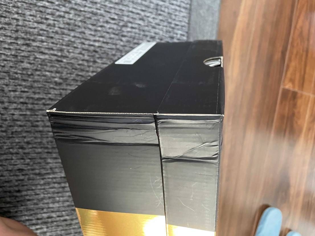 こちらを箱の凹みで中古で出品中なのですが、これって新品扱いは厳しいですかね？鑑定