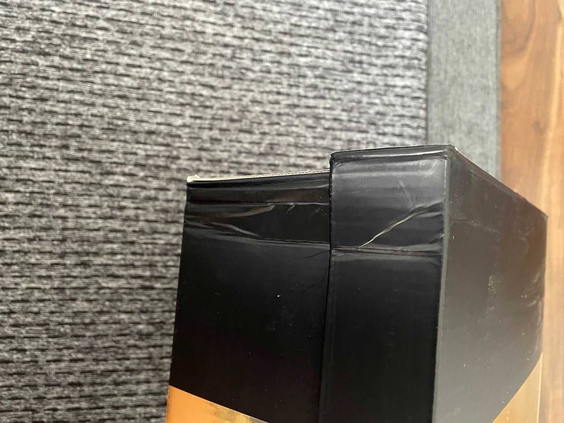 こちらを箱の凹みで中古で出品中なのですが、これって新品扱いは