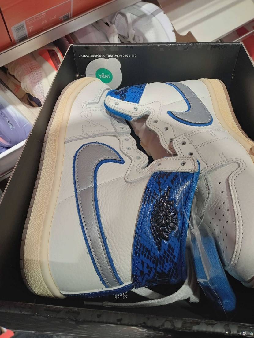 アウトレットで発見！
自分のサイズなかったんで残念😞