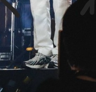 こちらのスニーカーどこの物かわかる方いらっしゃいましたら教えてください。