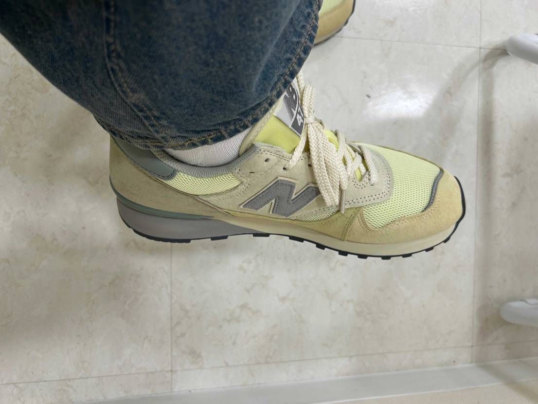 夏カラーっぽいので履いてみた👟🌻
🍋軽めのレモンカラー
パンツや靴下で合わせ