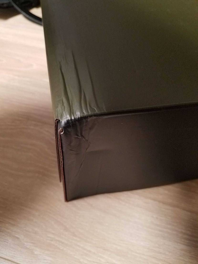やっとトラさんスニーカーズから受け取れました！
が・・・・開けたら箱が海外から空