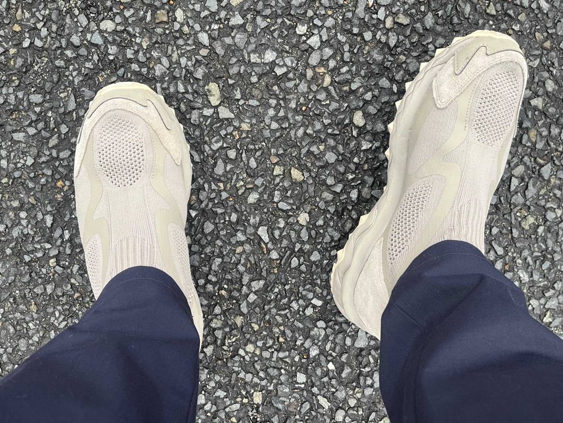 職場は新しくなるがスニーカーは継続で